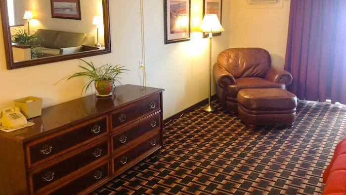 Colonial Inn Ellsworth 4