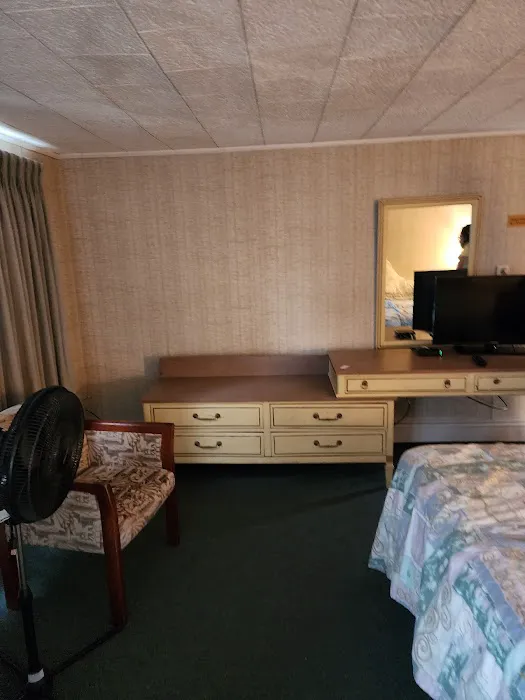 Village Green Motel 5