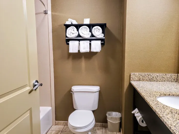 Holiday Inn Express & Suites Greensburg by IHG 4