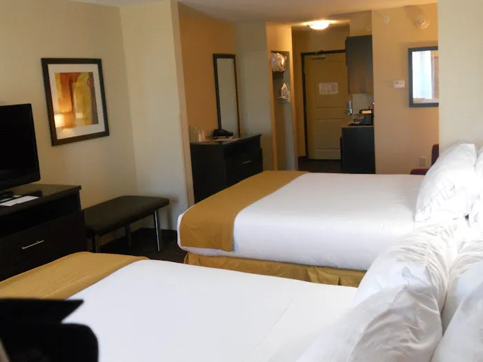 Holiday Inn Express & Suites Greensburg by IHG 4