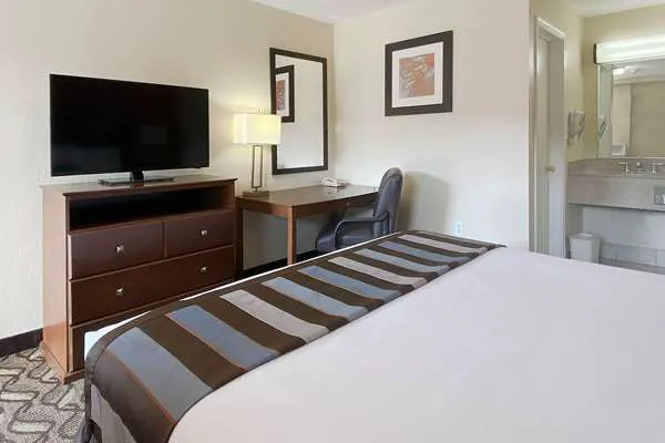 Super 8 by Wyndham Greensburg 4