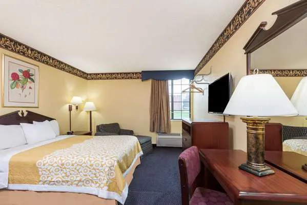 Days Inn & Suites by Wyndham Youngstown / Girard Ohio 4