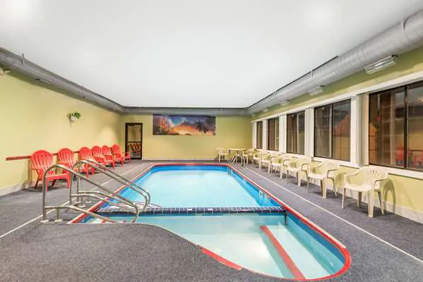 Days Inn & Suites by Wyndham Youngstown / Girard Ohio 4