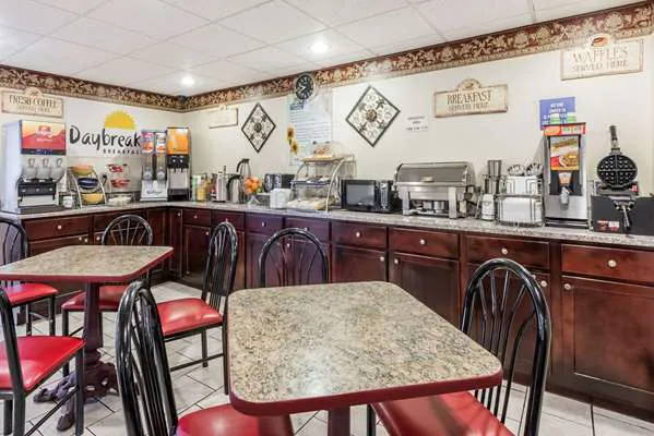 Days Inn & Suites by Wyndham Youngstown / Girard Ohio 4