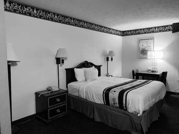 Days Inn & Suites by Wyndham Youngstown / Girard Ohio 4