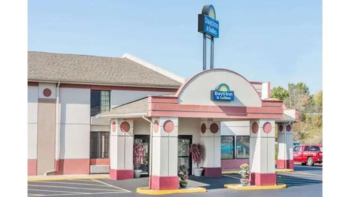 Days Inn & Suites by Wyndham Youngstown / Girard Ohio 4