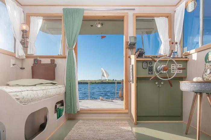 The Floating Nomad Houseboat Rentals 4
