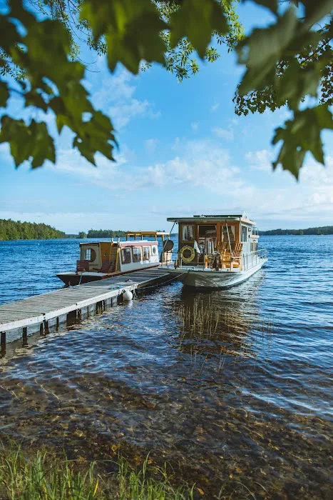 The Floating Nomad Houseboat Rentals 4