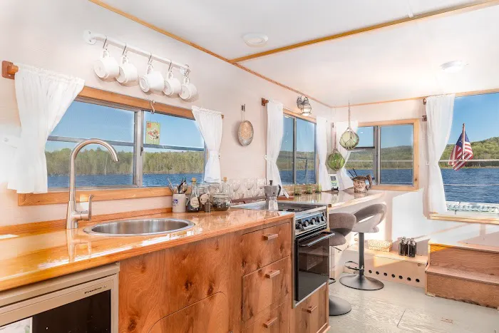 The Floating Nomad Houseboat Rentals 4
