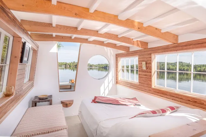 The Floating Nomad Houseboat Rentals 4