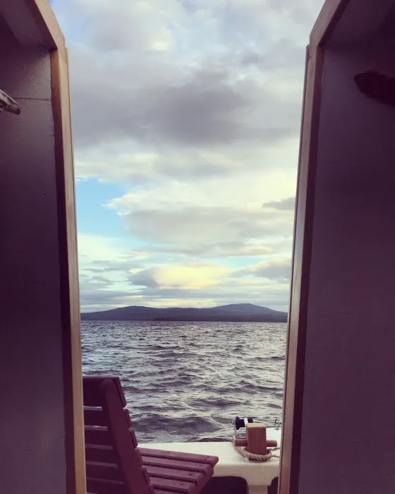 The Floating Nomad Houseboat Rentals 4