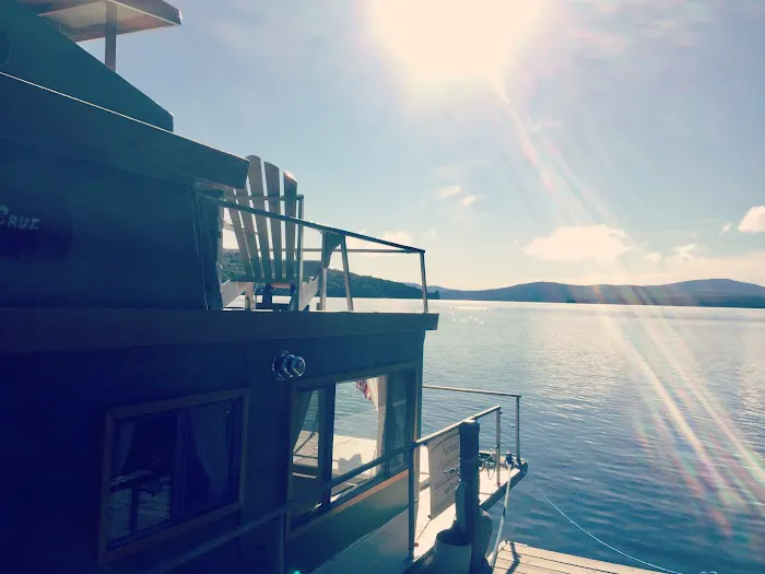 The Floating Nomad Houseboat Rentals 4