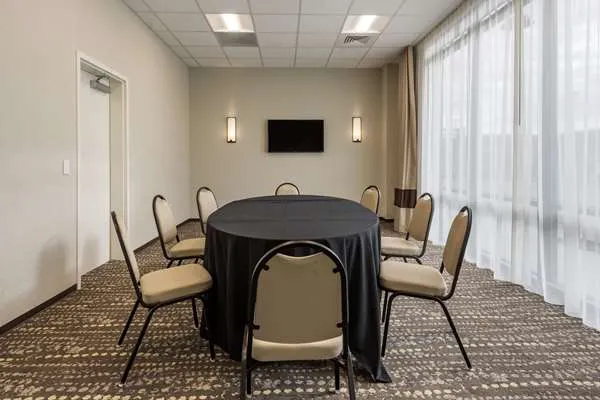Comfort Inn & Suites Pittsburgh-Northshore 5