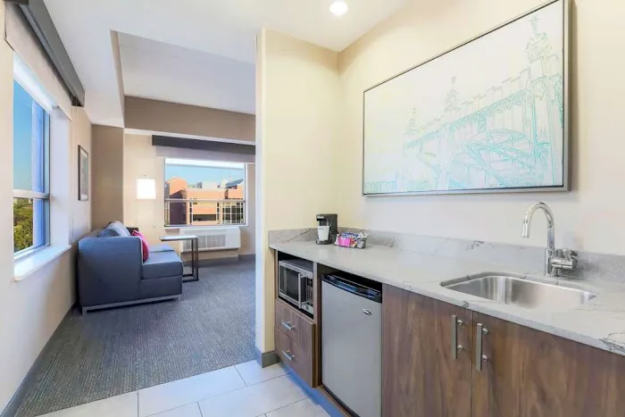 Hampton Inn & Suites Pittsburgh-Downtown 5