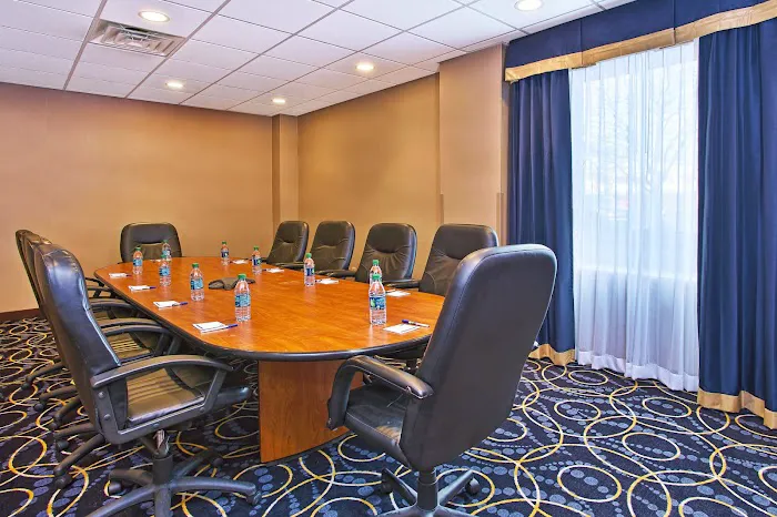 Holiday Inn Express & Suites Pittsburgh West Mifflin by IHG 4