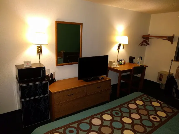 Super 8 by Wyndham New Stanton 4
