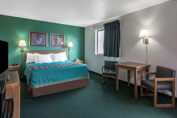 Super 8 by Wyndham New Stanton 4