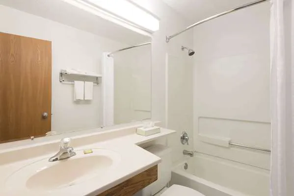 Super 8 by Wyndham New Stanton 4