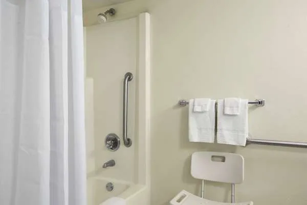 Ramada by Wyndham Pittsburgh/New Stanton 4