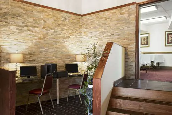 Ramada by Wyndham Pittsburgh/New Stanton 4