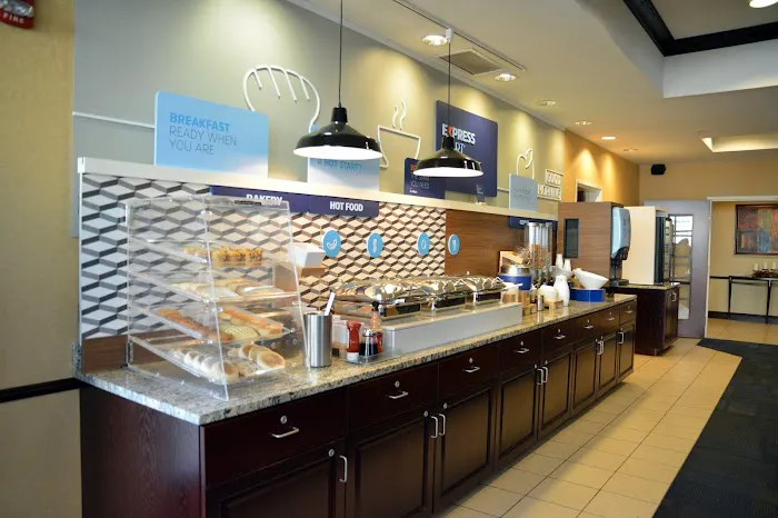 Holiday Inn Express & Suites Youngstown West - Austintown by IHG 4