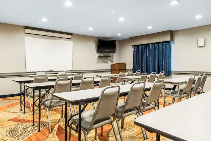 Quality Inn Austintown-Youngstown West 4