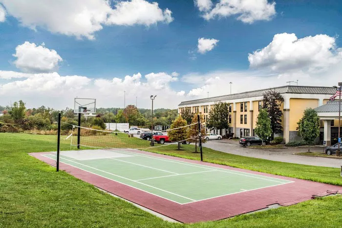 Quality Inn Austintown-Youngstown West 4