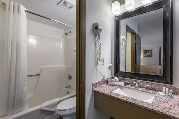 Quality Inn Austintown-Youngstown West 4