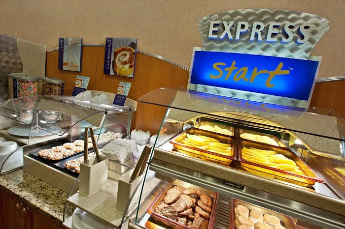 Holiday Inn Express & Suites Pittsburgh Airport by IHG 4