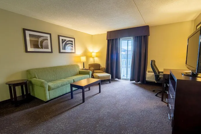 Holiday Inn Express & Suites Pittsburgh Airport by IHG 4