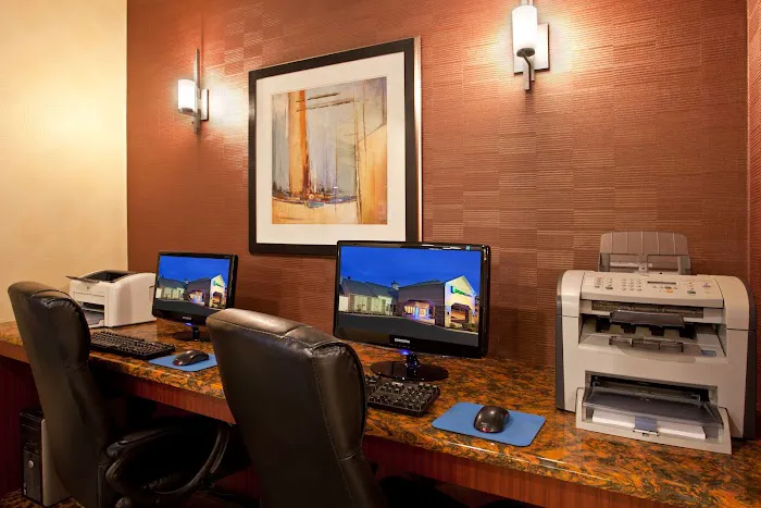 Holiday Inn Express & Suites Pittsburgh Airport by IHG 4