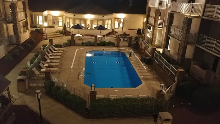 Holiday Inn Express & Suites Pittsburgh Airport by IHG 4