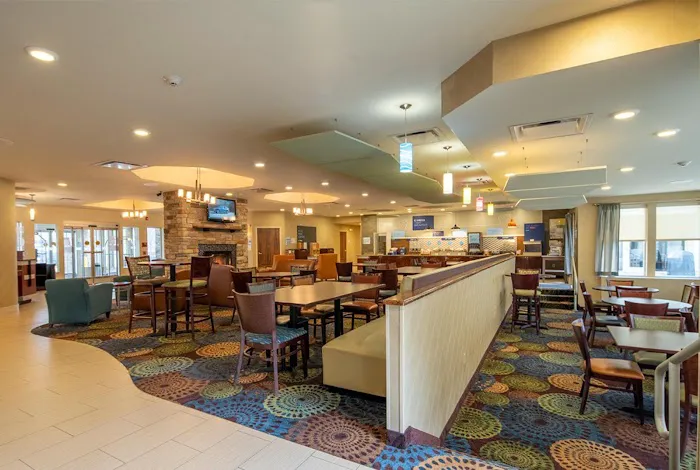 Holiday Inn Express & Suites Pittsburgh Airport by IHG 4
