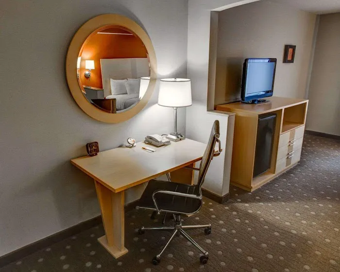Comfort Suites Pittsburgh Airport 4