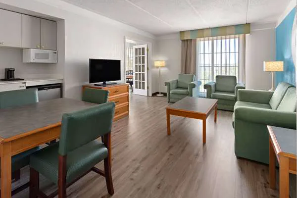 La Quinta Inn by Wyndham Pittsburgh Airport 4