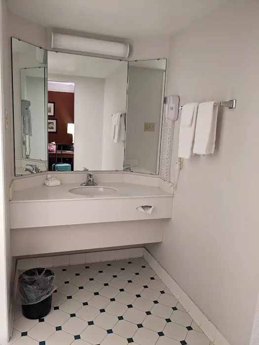 La Quinta Inn by Wyndham Pittsburgh Airport 4