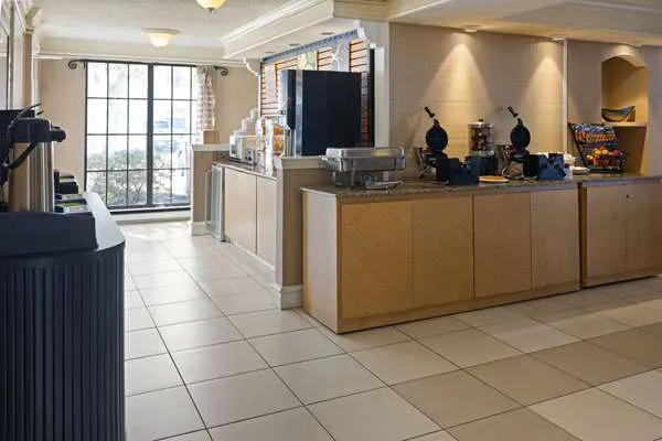 La Quinta Inn by Wyndham Pittsburgh Airport 4