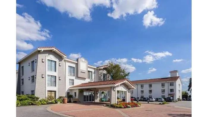 La Quinta Inn by Wyndham Pittsburgh Airport 4