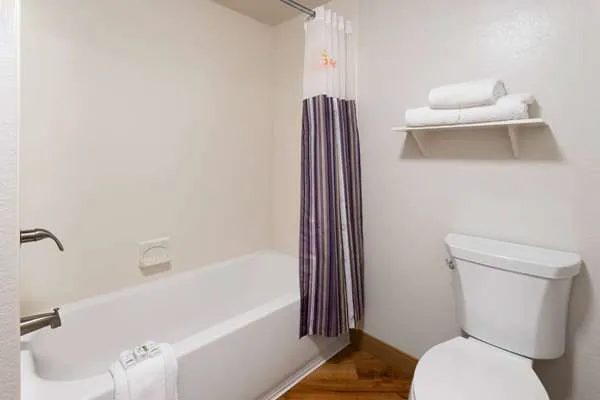 La Quinta Inn by Wyndham Pittsburgh Airport 4