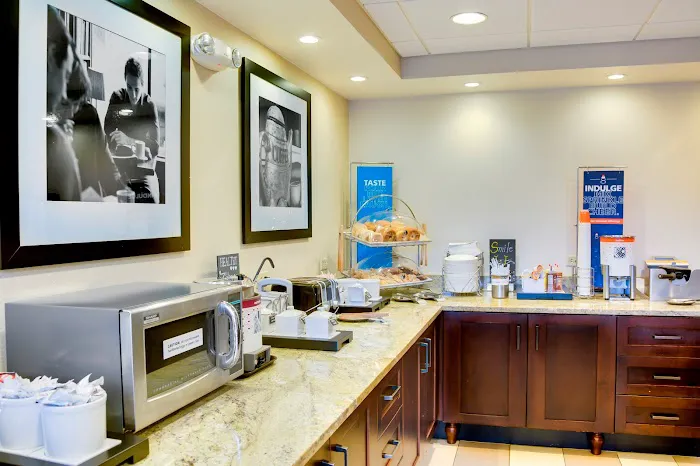 Hampton Inn Pittsburgh-Airport 4
