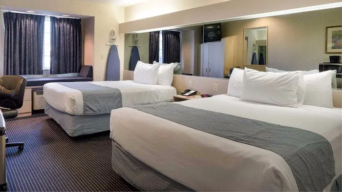 Microtel Inn & Suites by Wyndham Pittsburgh Airport 4
