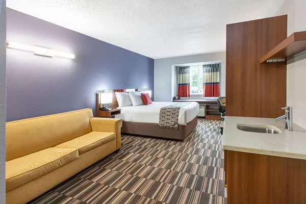 Microtel Inn & Suites by Wyndham Pittsburgh Airport 4