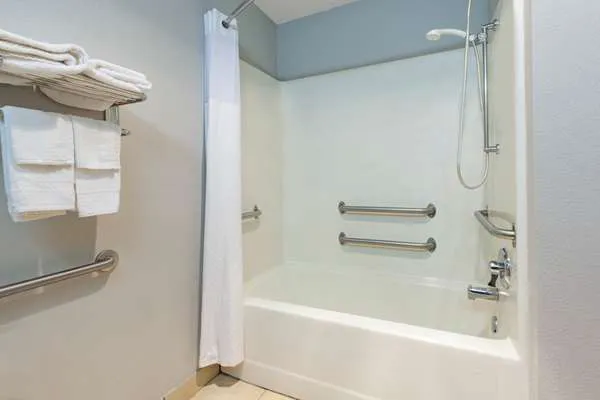 Microtel Inn & Suites by Wyndham Pittsburgh Airport 4