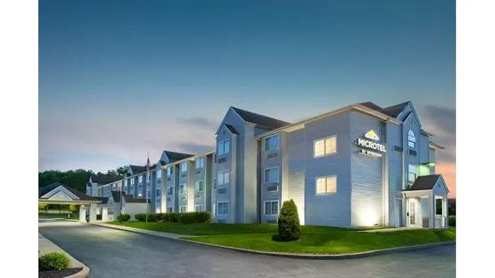 Microtel Inn & Suites by Wyndham Pittsburgh Airport 4