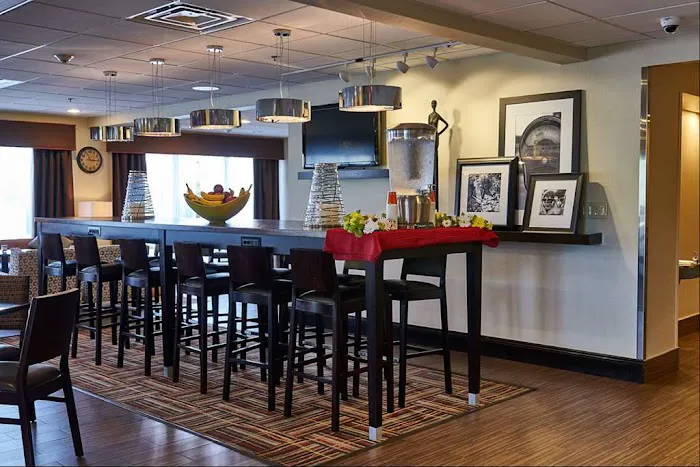 Hampton Inn Uniontown 4