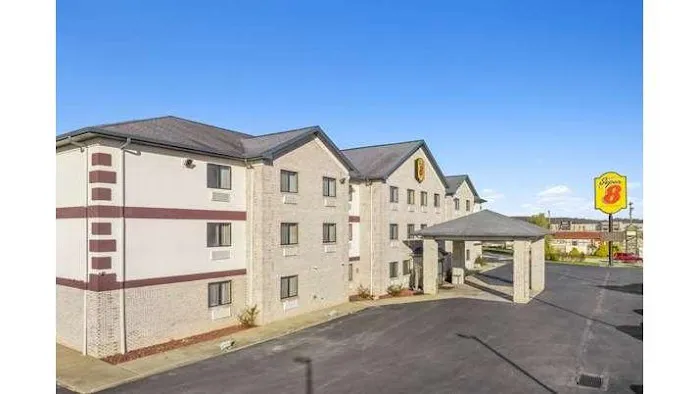Super 8 by Wyndham Uniontown PA 4