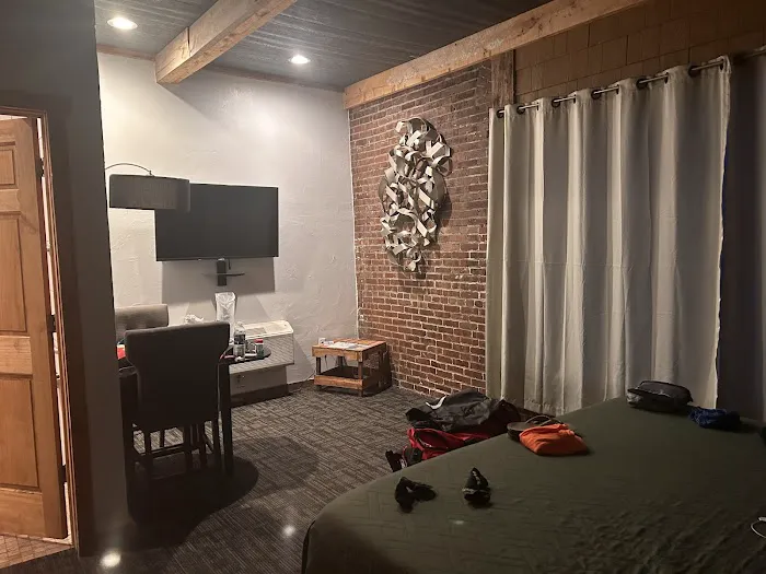 Falls Market Inn & Suite 4