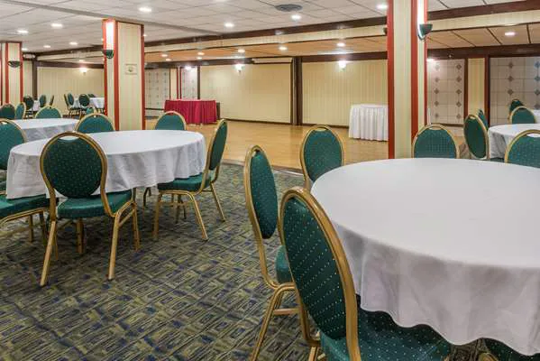 Days Inn by Wyndham Pittsburgh 5