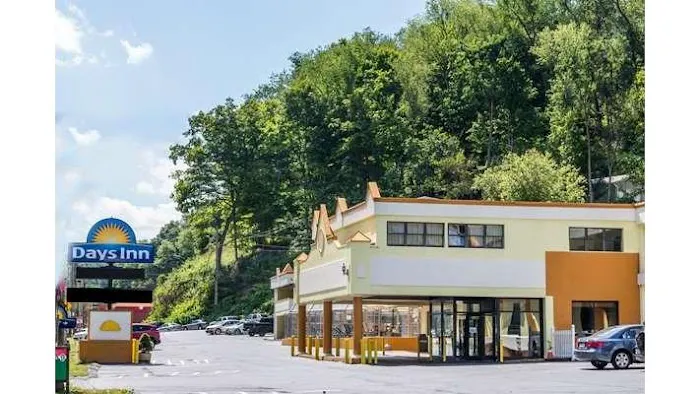 Days Inn by Wyndham Pittsburgh 5