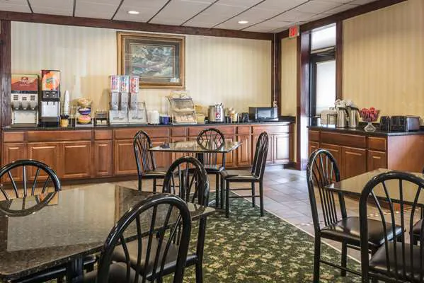Days Inn by Wyndham Pittsburgh 5